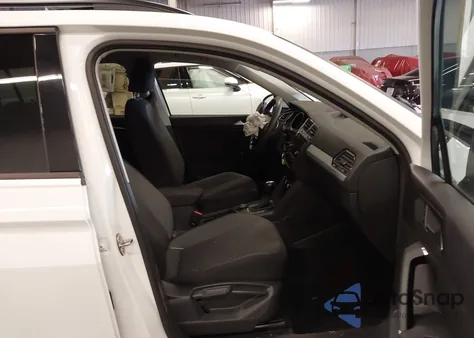 2018 Volkswagen Tiguan 2.0T S z USA, uszkodzony, nr VIN 3VV0B7AX2JM032348